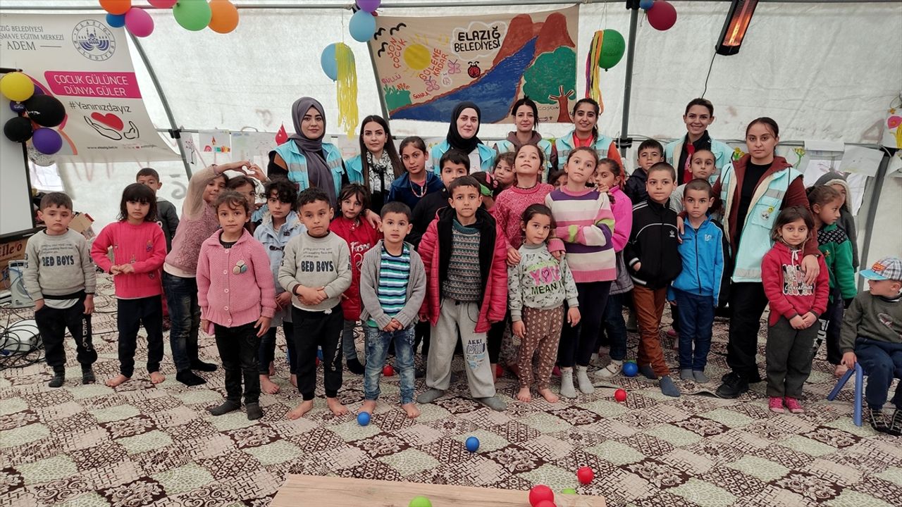 KAHRAMANMARAŞ - Elazığ depremini yaşayan sosyolog ve ekibi, afetzede çocukların yüzünü güldürüyor