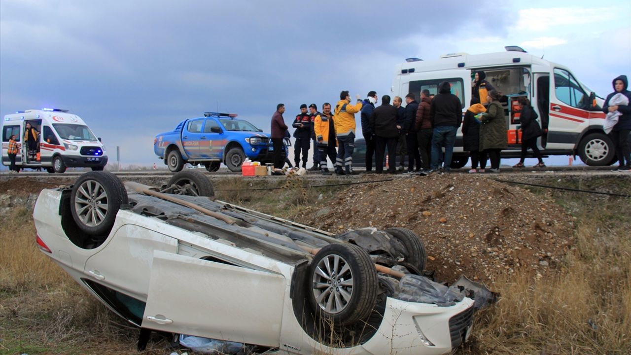 SİVAS - Şarampole devrilen otomobildeki 4 kişi yaralandı