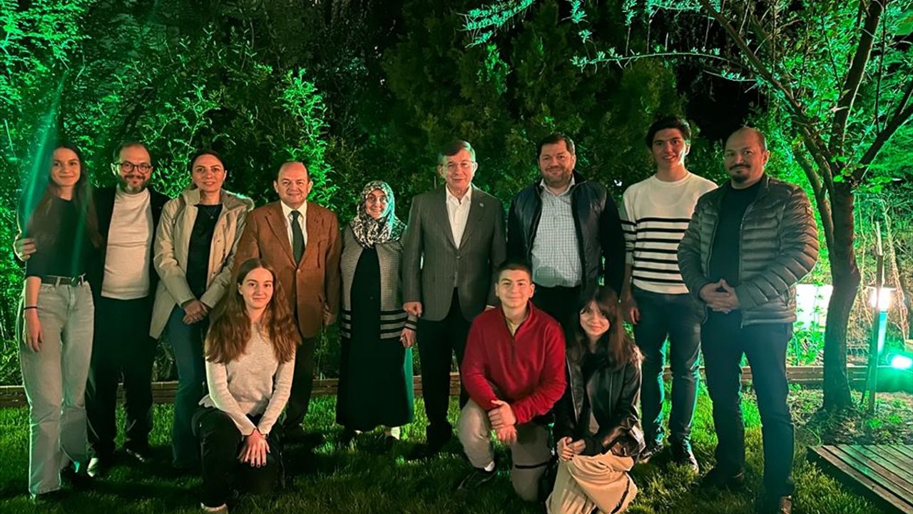 AFYONKARAHİSAR - Gelecek Partisi Genel Başkanı Davutoğlu gazetecilerle bir araya geldi