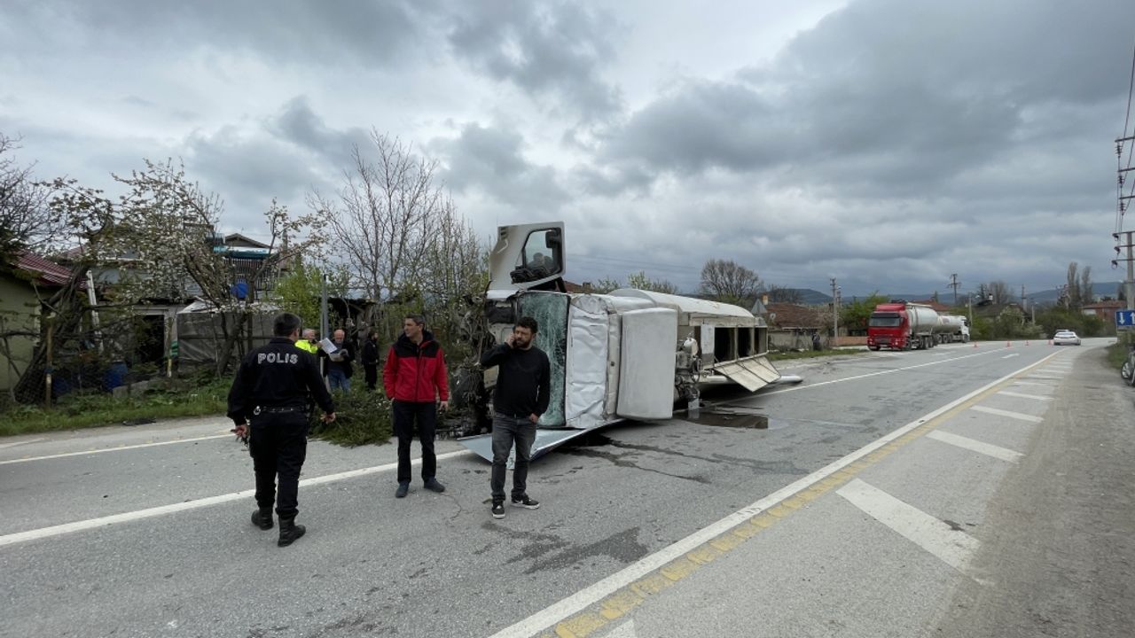 Bolu'da devrilen tankerin sürücüsü yaralandı