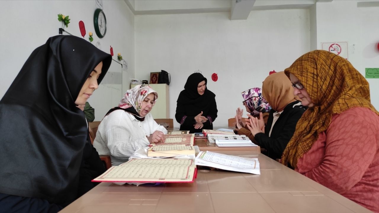 Samsun'da işitme engelli kadınlar işaret diliyle Kur'an-ı Kerim öğreniyor