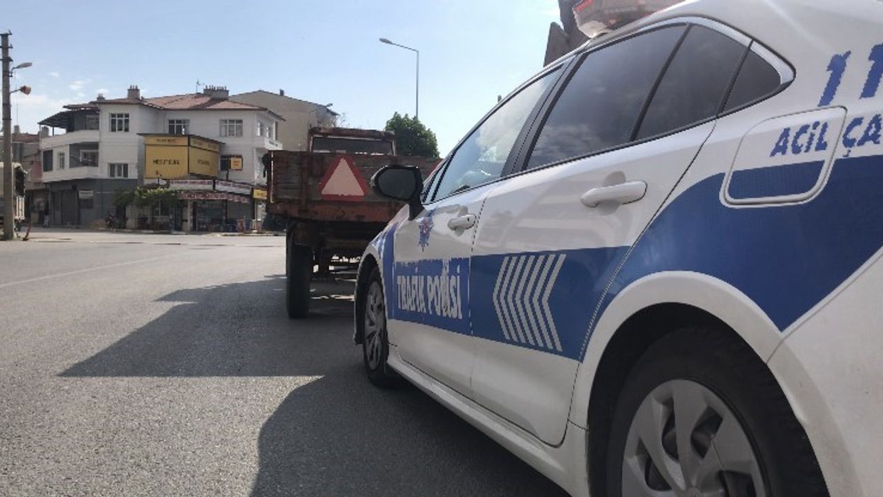 Ehliyetsiz traktör sürücüsü polisten kaçamadı