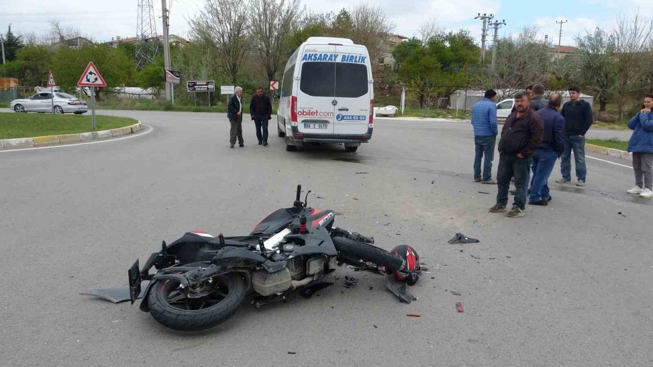 Hız motosikleti minibüse çarptı: 1 ağır yaralı
