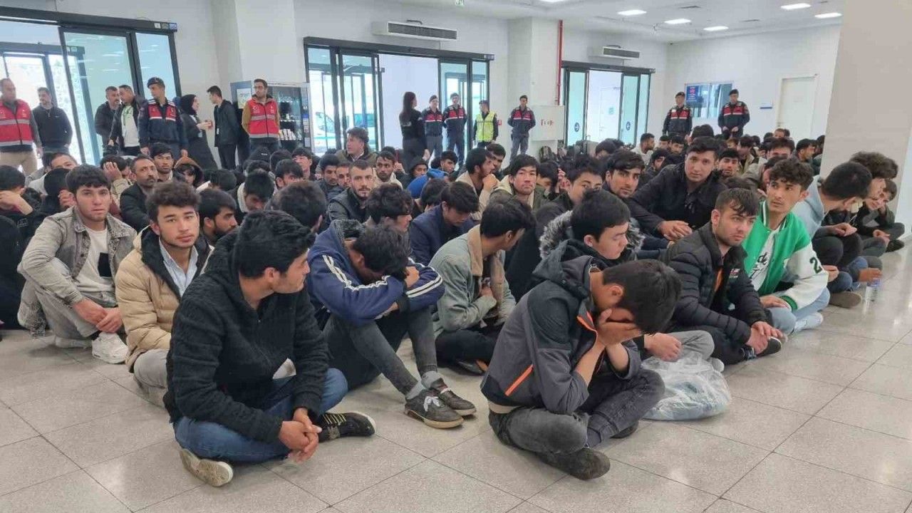 İstanbul’dan 138 düzensiz Afgan göçmen ülkelerine gönderildi