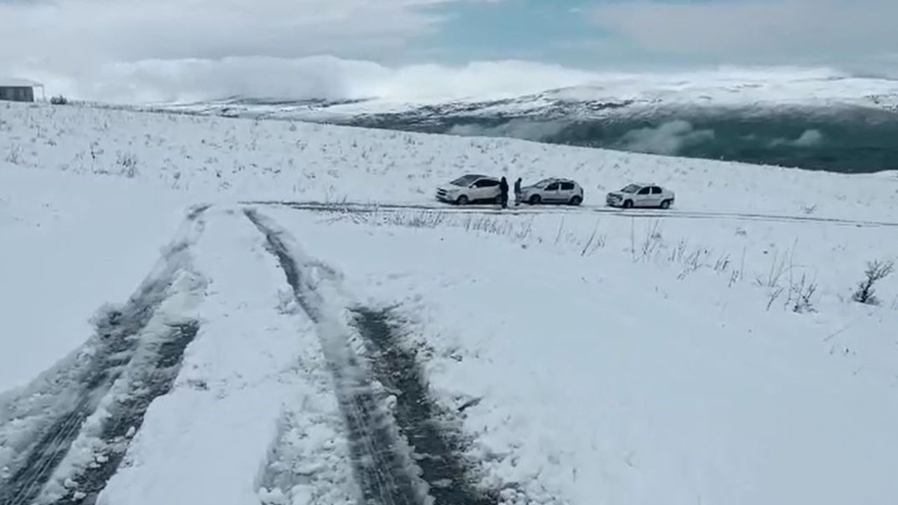 Nisan ayında bastıran kar yolu kapattı: 10 araç mahsur kaldı