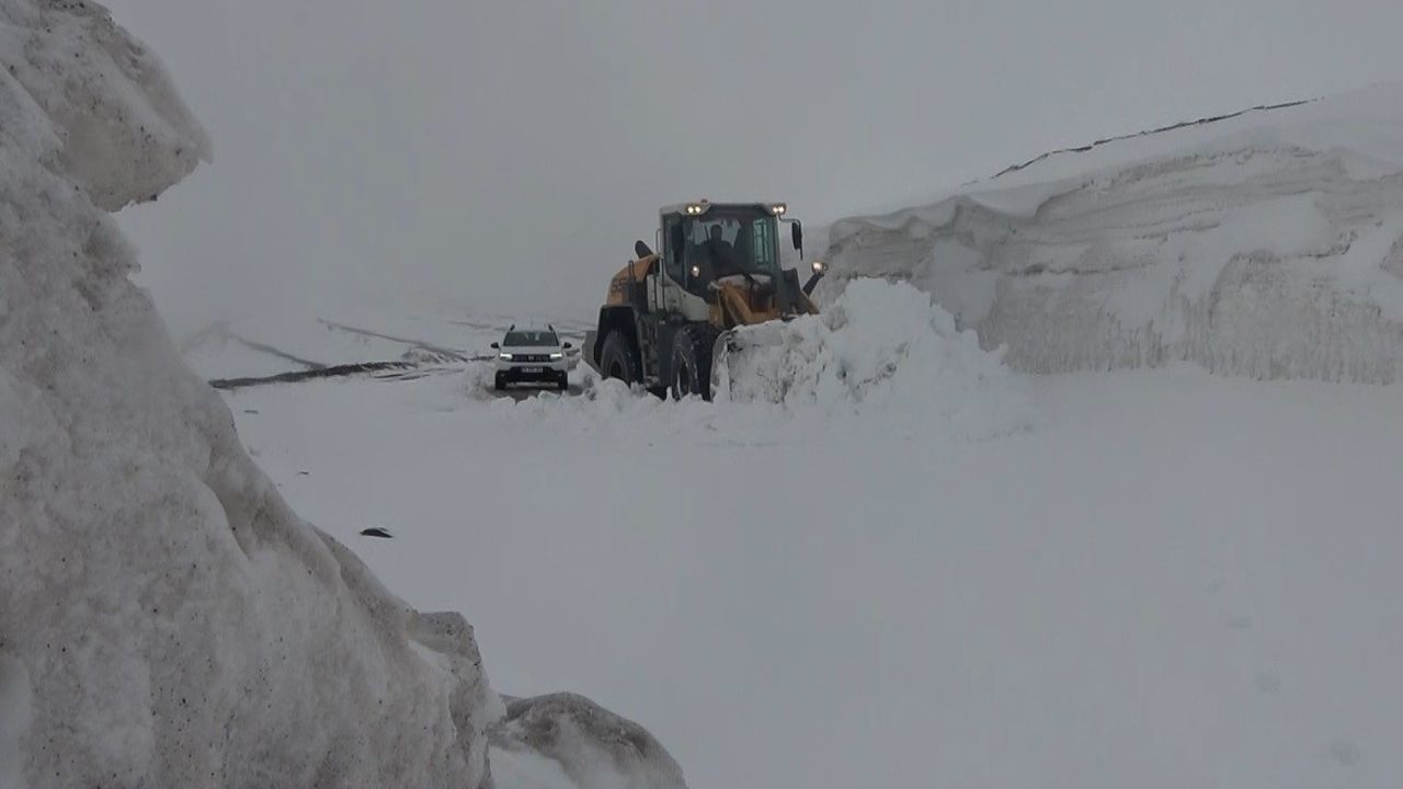 Nisan ayının son gününde kar geri döndü, ekipler 1 metreyi aşan karla mücadele etti