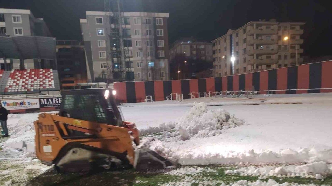 Van Atatürk Stadı yeniden kardan temizlendi