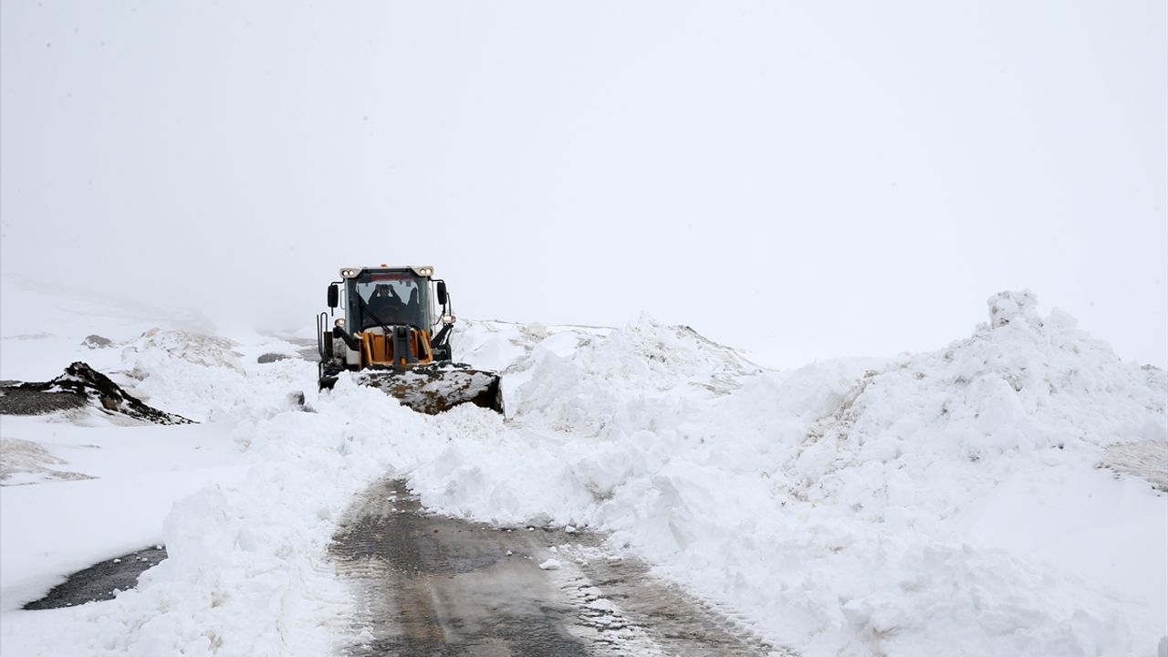 MUŞ - Kar nedeniyle köy yolunda araçlarıyla mahsur kalan vatandaşlar kurtarıldı