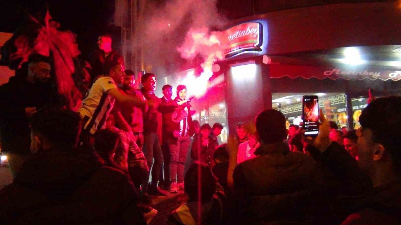Kars’ta Beşiktaşlılar sokaklara döküldü