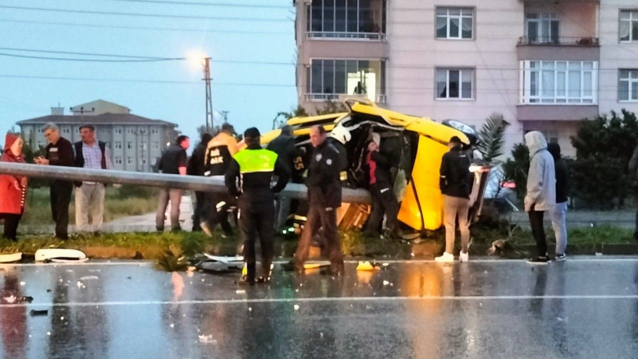 Ticari taksi direğe çarptı: 2 yaralı