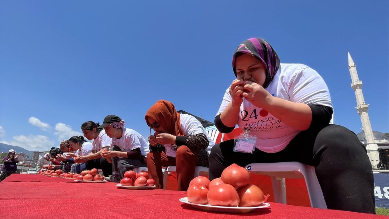 ANTALYA - Kadınlar domates yeme ve kasa taşıma yarışmasında mücadele etti