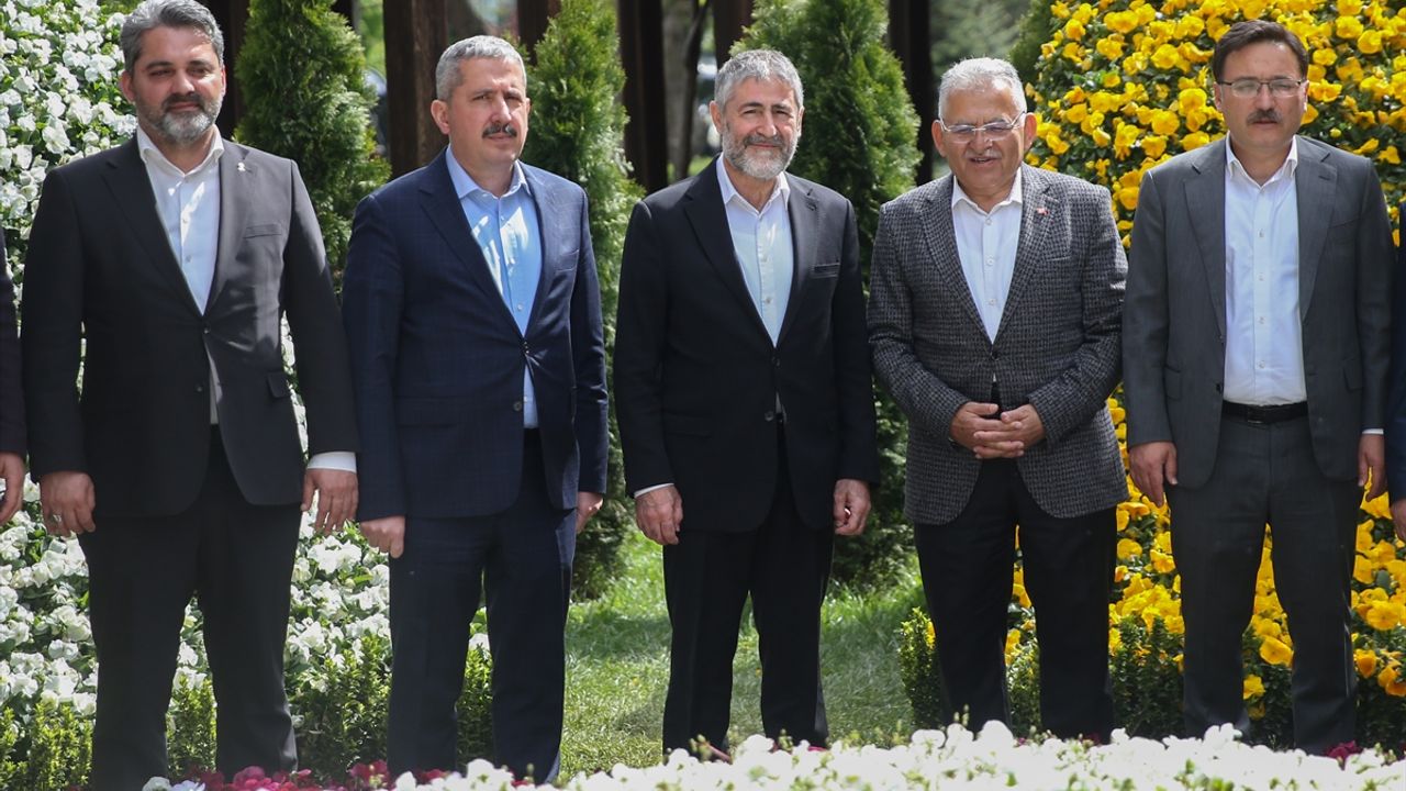 KAYSERİ - Hazine ve Maliye Bakanı Nebati, Kayseri'de vatandaşlarla bir araya geldi