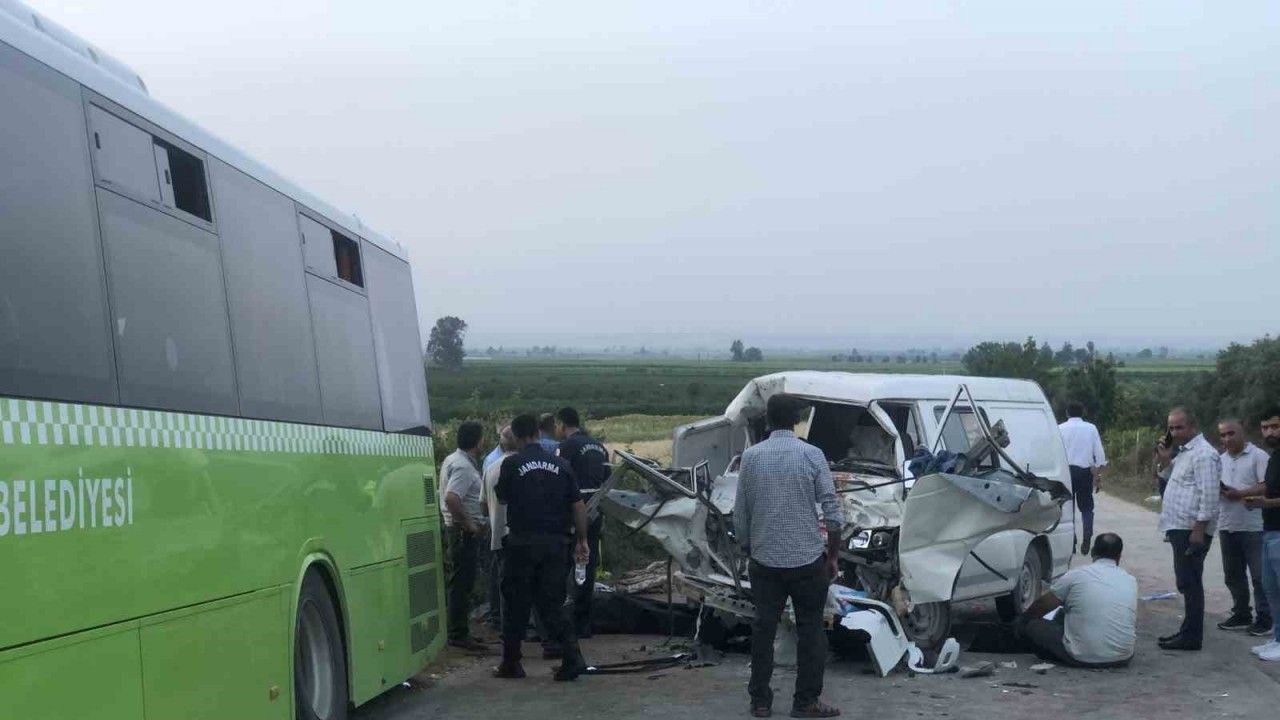 Adana'da belediye otobüs ile panelvan araç çarpıştı: 2 ölü, 10 yaralı -  Vitrin Haber - Sinop Haberleri