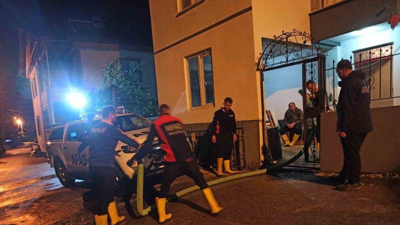 Yağışlar nedeniyle rögarlar tıkanınca evleri su bastı - Vitrin Haber -  Sinop Haberleri