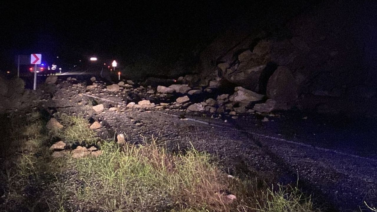 Durağan Vezirköprü kara yolu, kaya düşmesi sonucu kapatıldı
