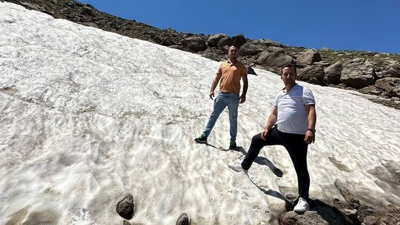 Temmuzda 2 bin 900 rakımlı yaylada kar topu oynadılar - Vitrin Haber -  Sinop Haberleri