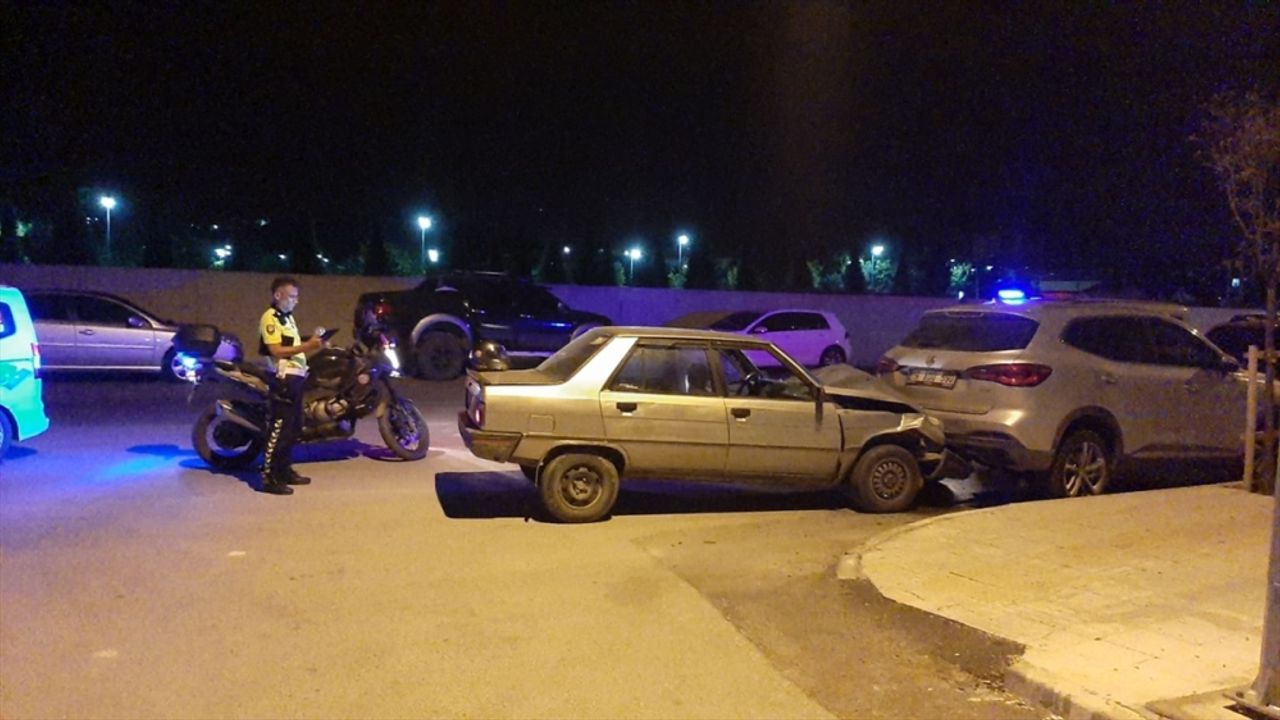 Çorum'da kullandıkları otomobille polisten kaçarken kaza yapan iki kardeş yakalandı