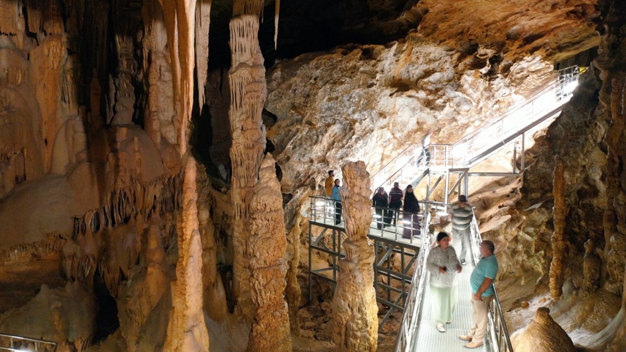 Karaca Mağarası serin havasıyla turistlerin rotasında yer aldı