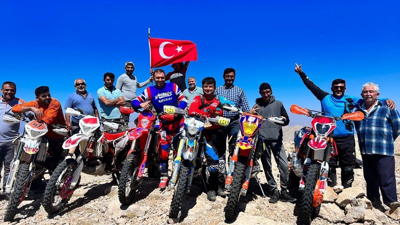 30 Ağustos’u 3 bin 24 rakımlı tepeye Türk bayrağı dikerek kutladılar