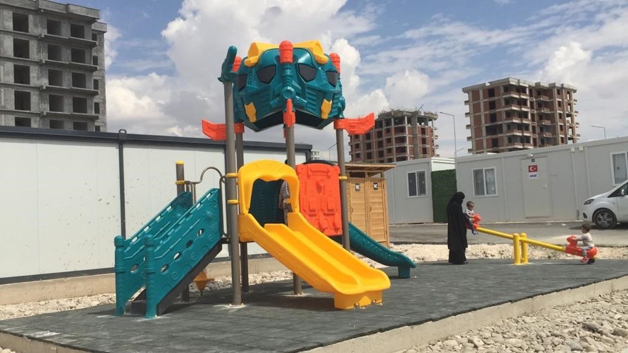 Adıyaman Belediyesinden toplu yaşam alanlarına çocuk oyun parkı