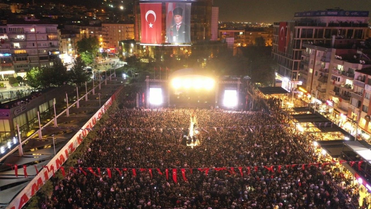 Aydın Büyükşehir Belediyesi’nin düzenlediği konsere binlerce Aydınlı katıldı