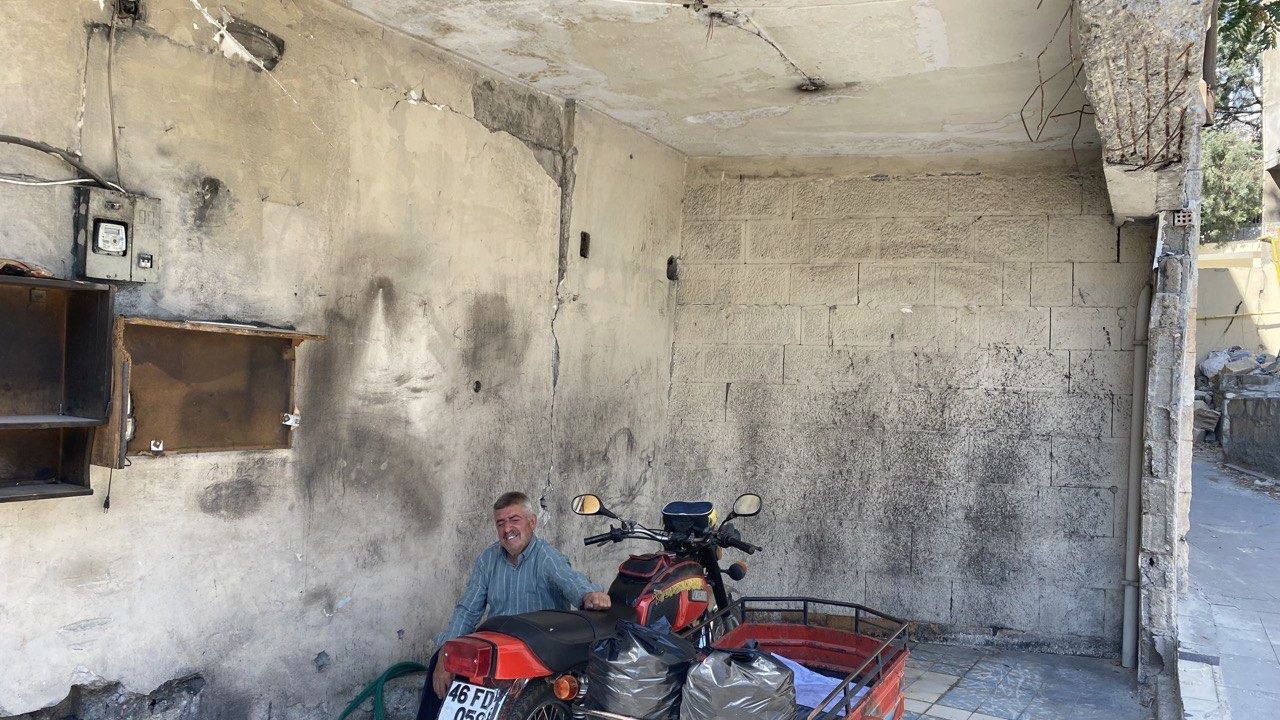 Depremde duvarları yıkılan iş yerinde kömür satmaya devam ediyor