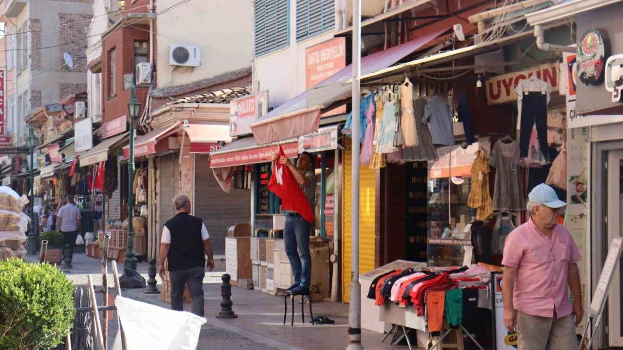 Eskişehir’de sabah erken saatlerden itibaren tüm dükkanlara Türk bayrağı asıldı