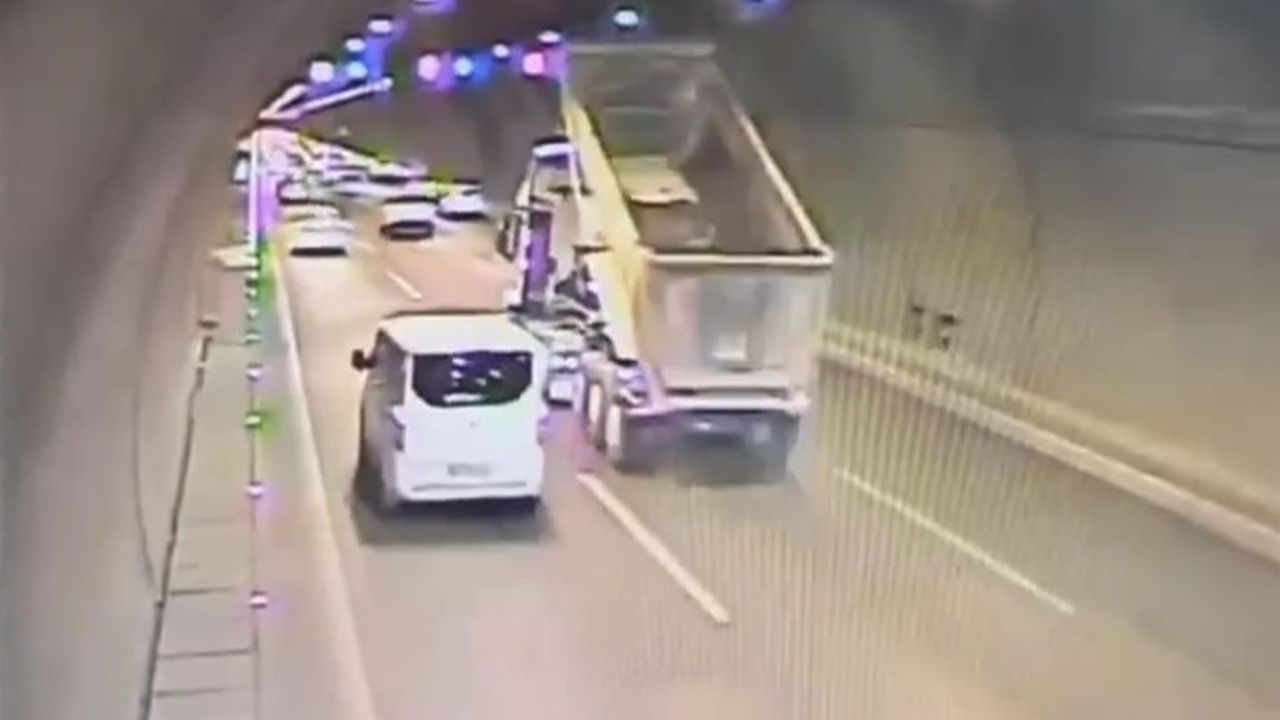 İzmir’de damperi açık unutulan kamyonun yaptığı kaza kamerada