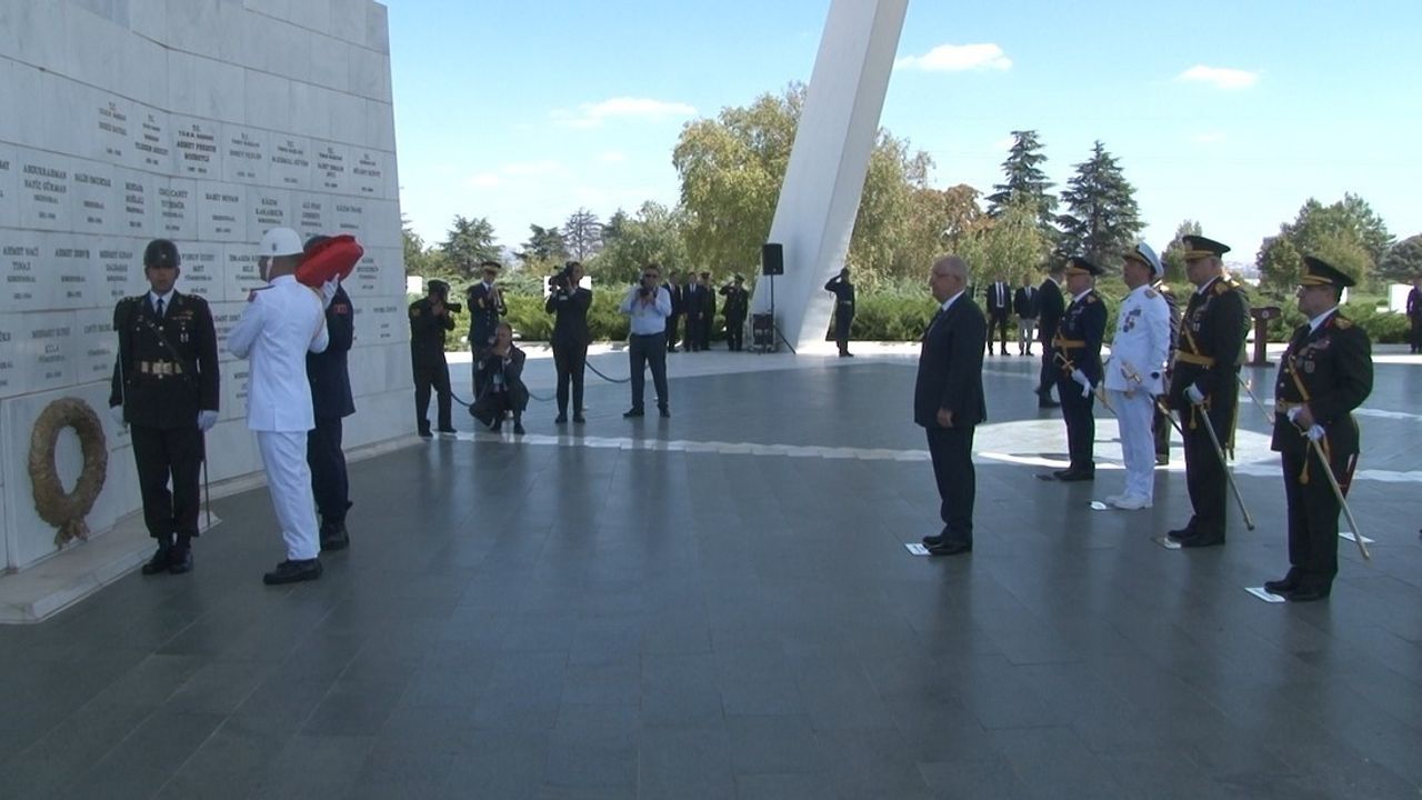Milli Savunma Bakanı Güler, Devlet Mezarlığı’nı ziyaret etti