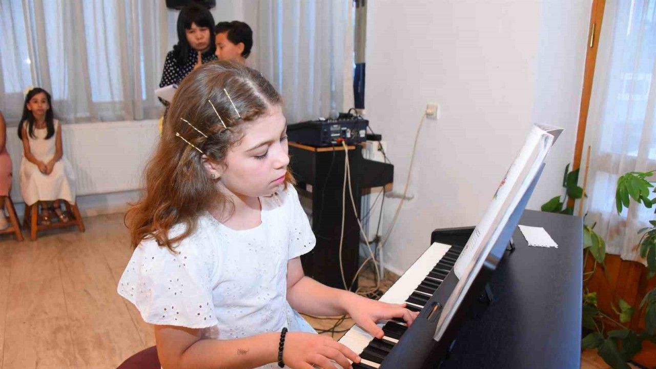 Minik yüreklerin piyano konseri beğeni topladı