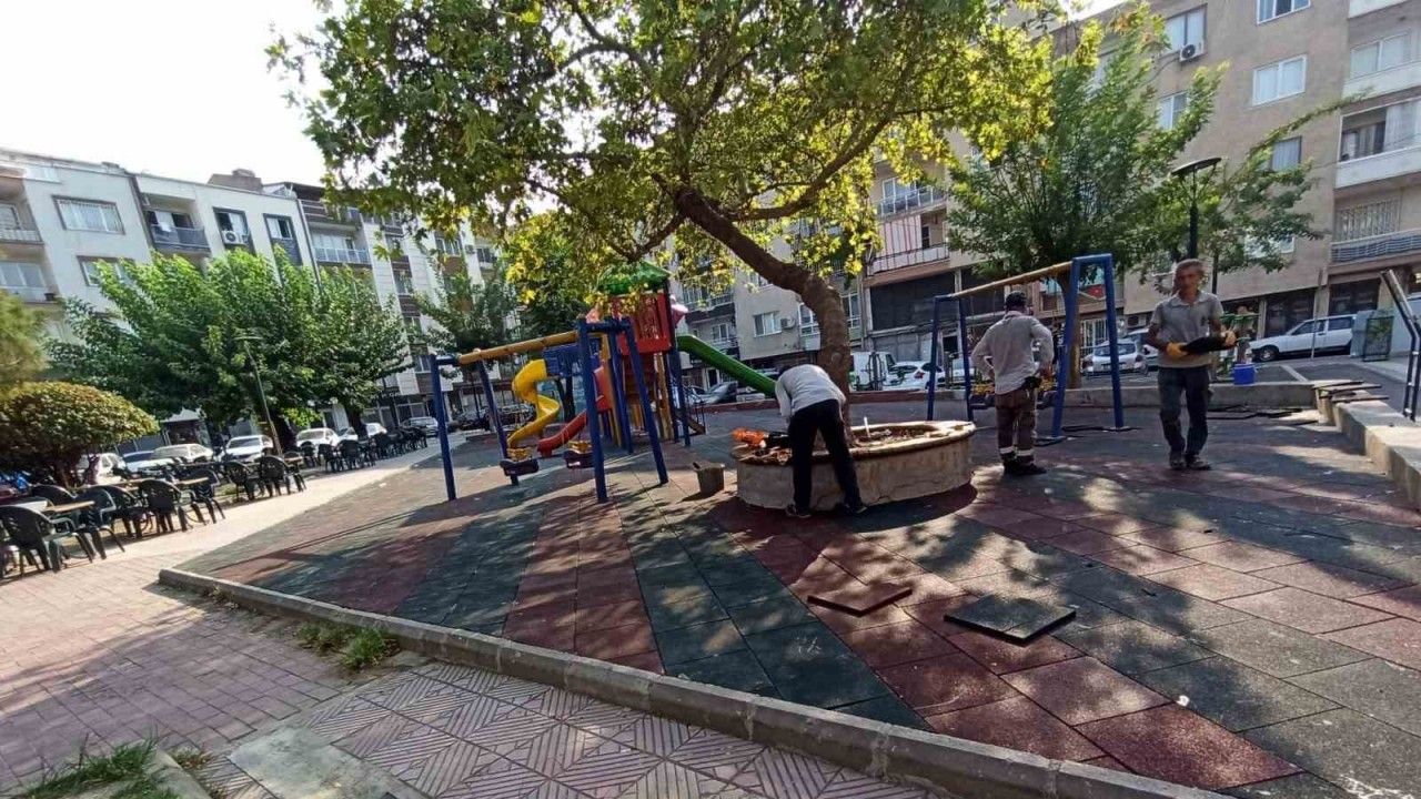 Şehzadeler Belediyesi çocuk oyun parklarını yeniliyor