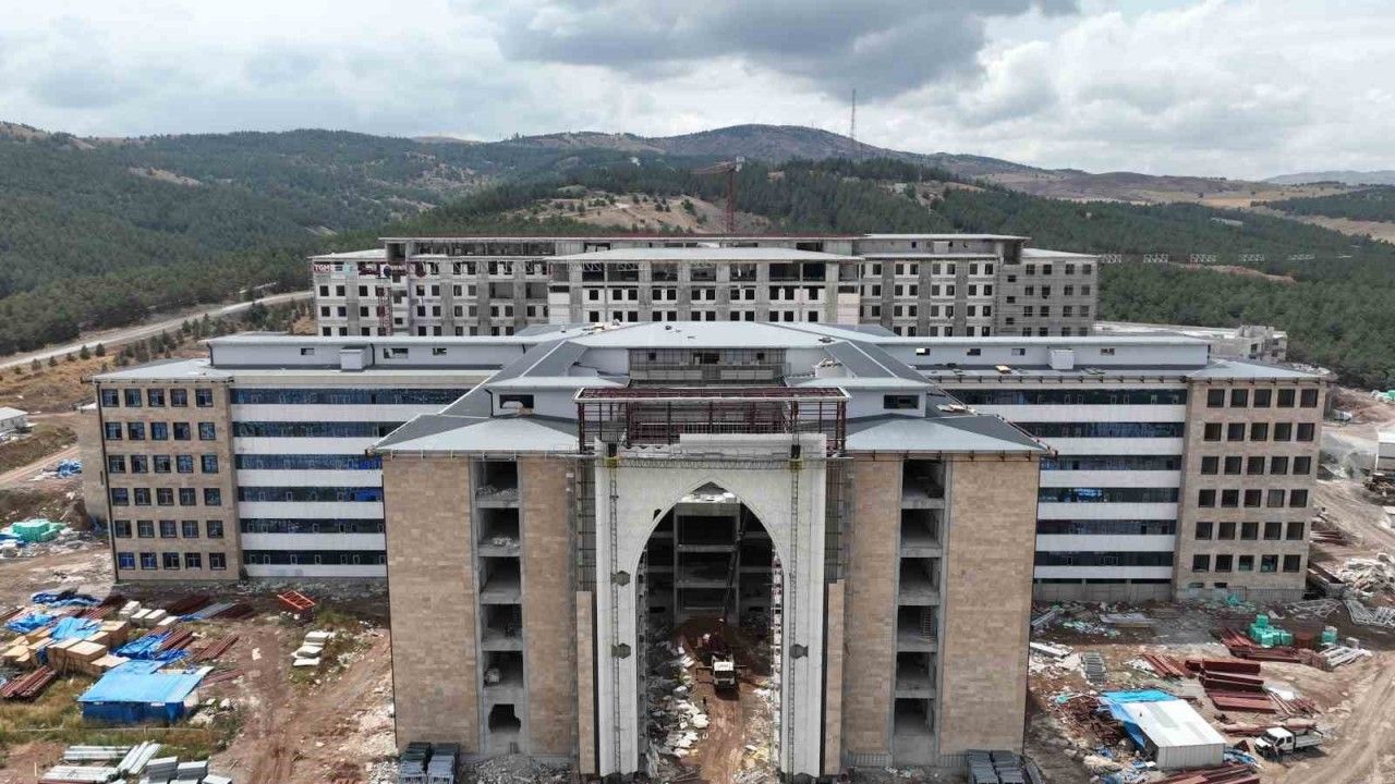 Sivas’ta bin 71 yatak kapasiteli hastane inşaatı hızla yükseliyor