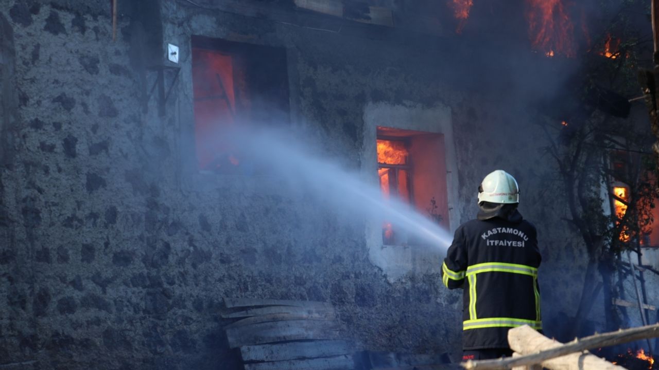 Kastamonu'da çıkan yangında 2 ev kullanılamaz hale geldi