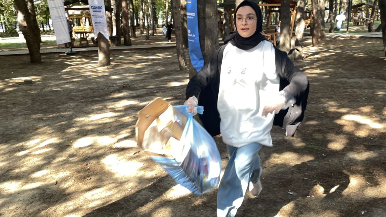 Samsun'da geri dönüşüme dikkati çekmek için çöp toplama yarışması düzenlendi