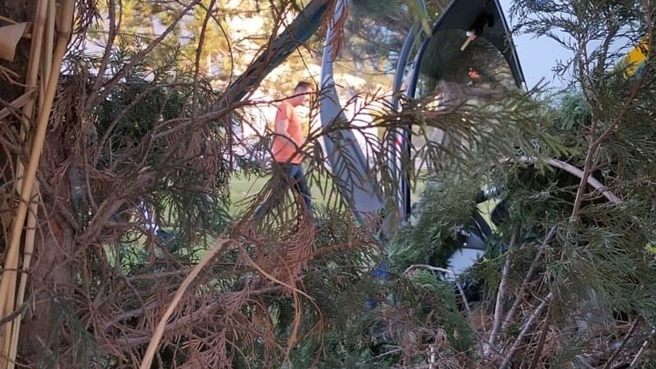 Afyonkarahisar’da 5 yıldızlı termal oteller bölgesinde iki kişilik özel helikopter iniş yaptığı sırada ağaçlara takılarak düştü. Olay yerine sağlık ekipleri sevk edildi.