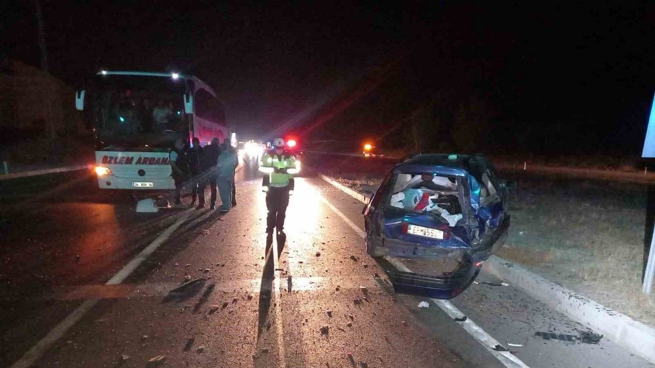 Amasya’da otomobil kırmızı ışıkta bekleyen araç ve otobüse çarptı: 3 yaralı