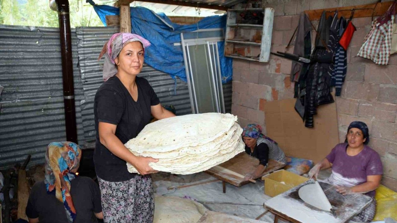 Antalyalı ev hanımları, imece usulü yufka ekmek geleneğini yaşatıyor