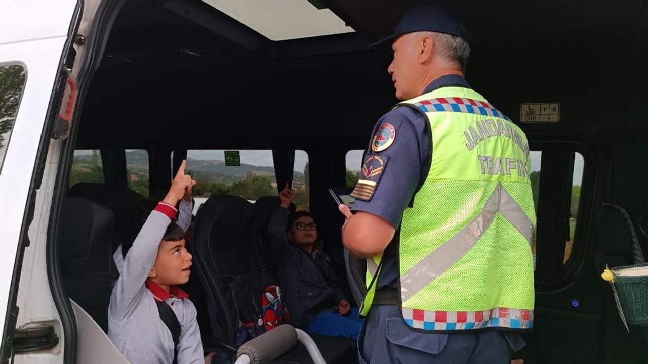 Burdur’da jandarma ekiplerinin okul servisleri denetiminde 3 araç trafikten men edildi