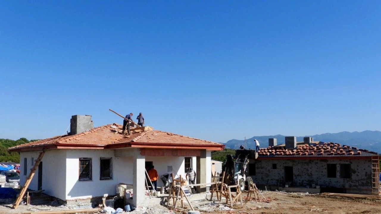 Depremin ağır yara bıraktığı Samandağ’da köy evlerinin yapımına başlandı
