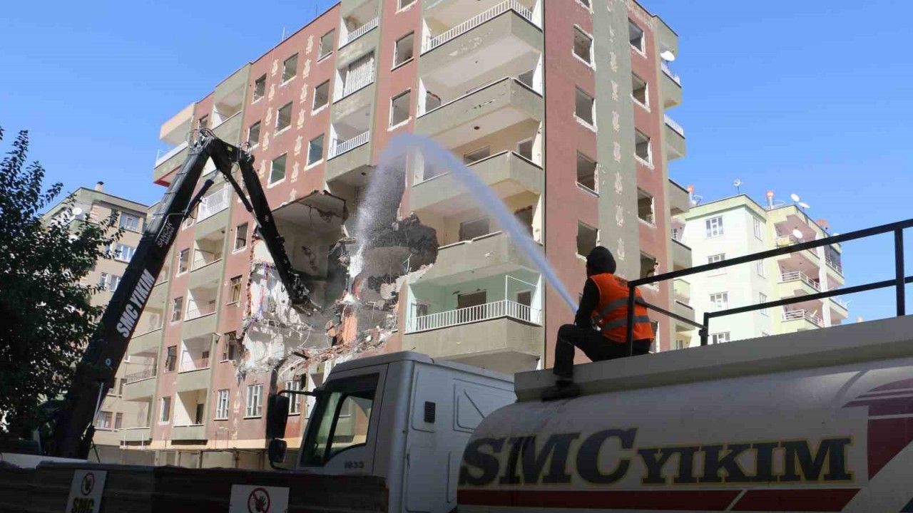 Diyarbakır’da ağır hasarlı binaların yıkım çalışmaları devam ediyor