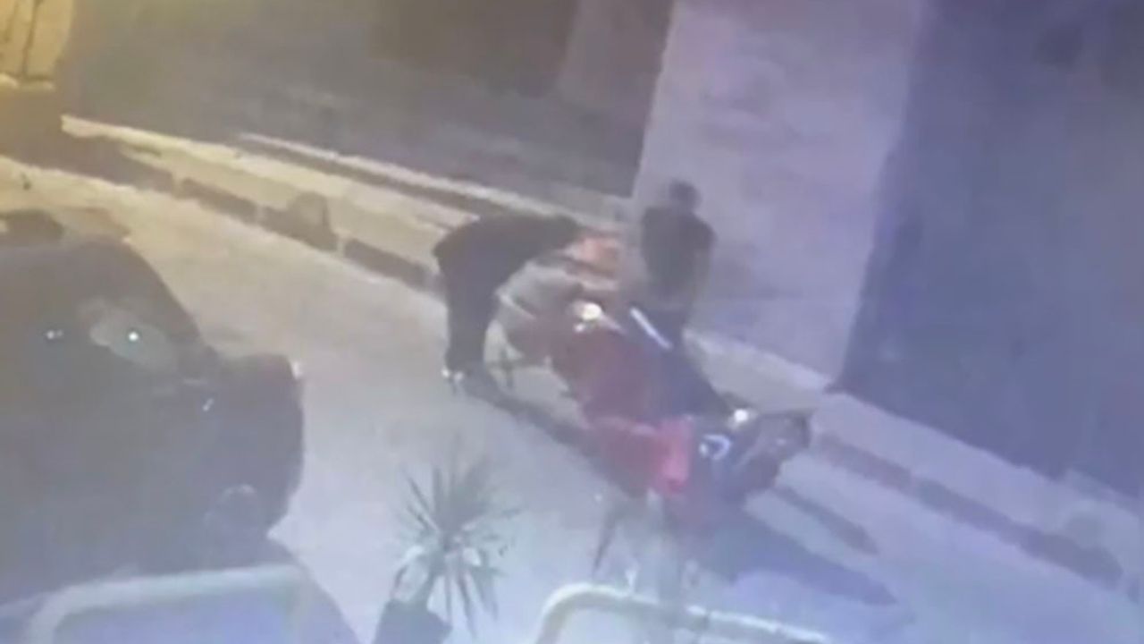 Fatih’te el arabasıyla motosiklet çaldılar