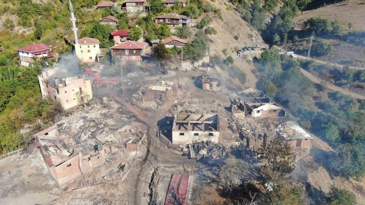 Kastamonu’da 10 ev, 3 ahırın yandığı yangın kontrol altına alındı
