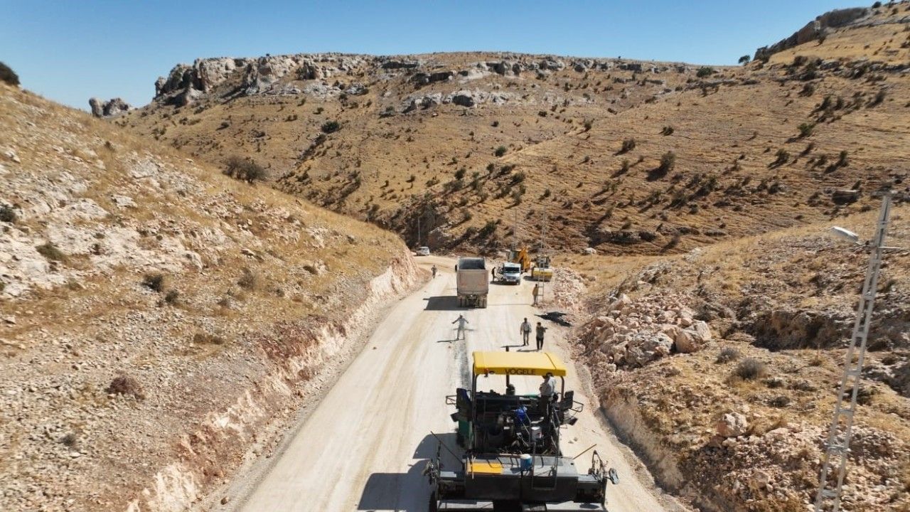 Mardin’de Türkmen Vadisi alternatif çevre yoluna ilk asfalt döküldü