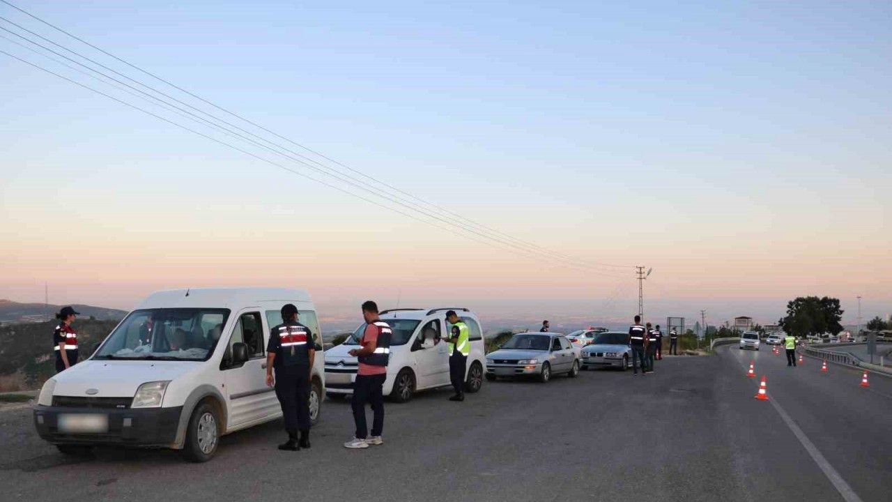 Mersin’de jandarma ekiplerinden dron destekli yol uygulaması yapıldı