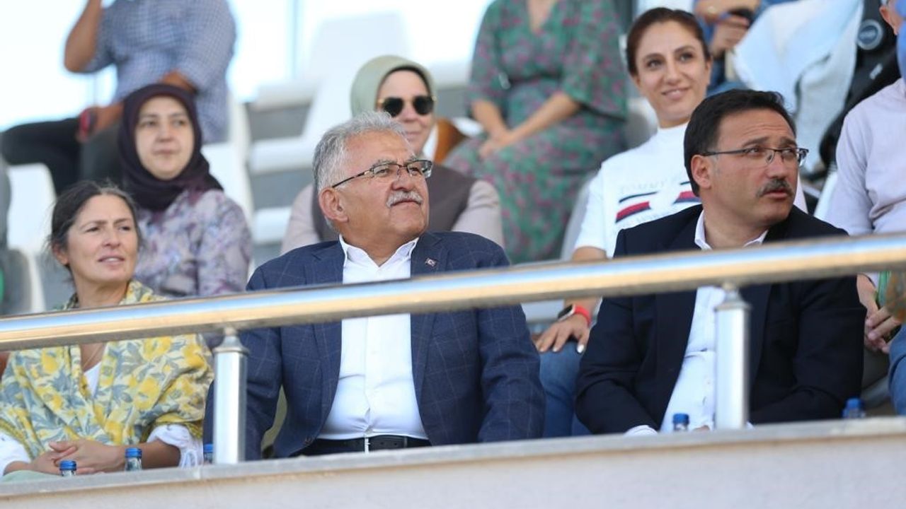Vali Çiçek ve Başkan Büyükkılıç, Atlı Okçuluk Türkiye Şampiyonasını ziyaret etti
