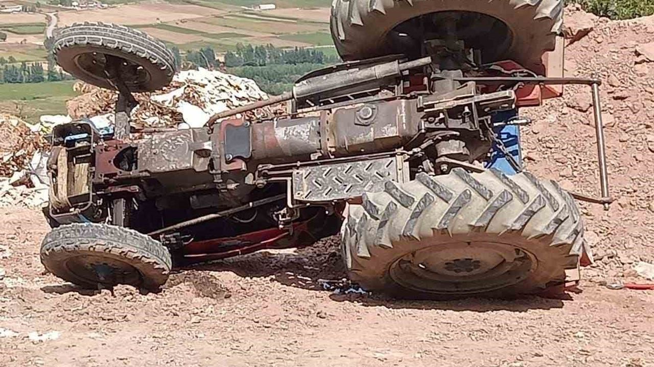 Virajı alamayan traktör devrildi: 1 ölü, 2 yaralı