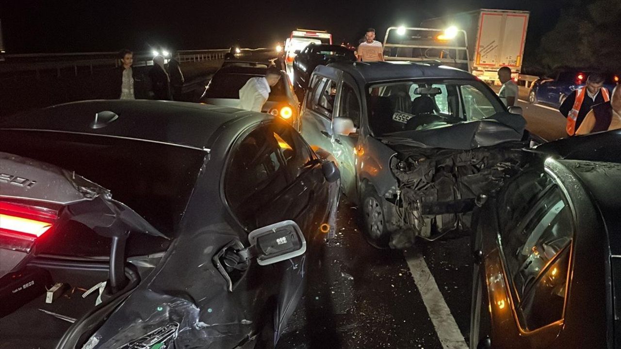 DÜZCE - Anadolu Otoyolu'nda 11 aracın karıştığı zincirleme kazada 6 kişi yaralandı