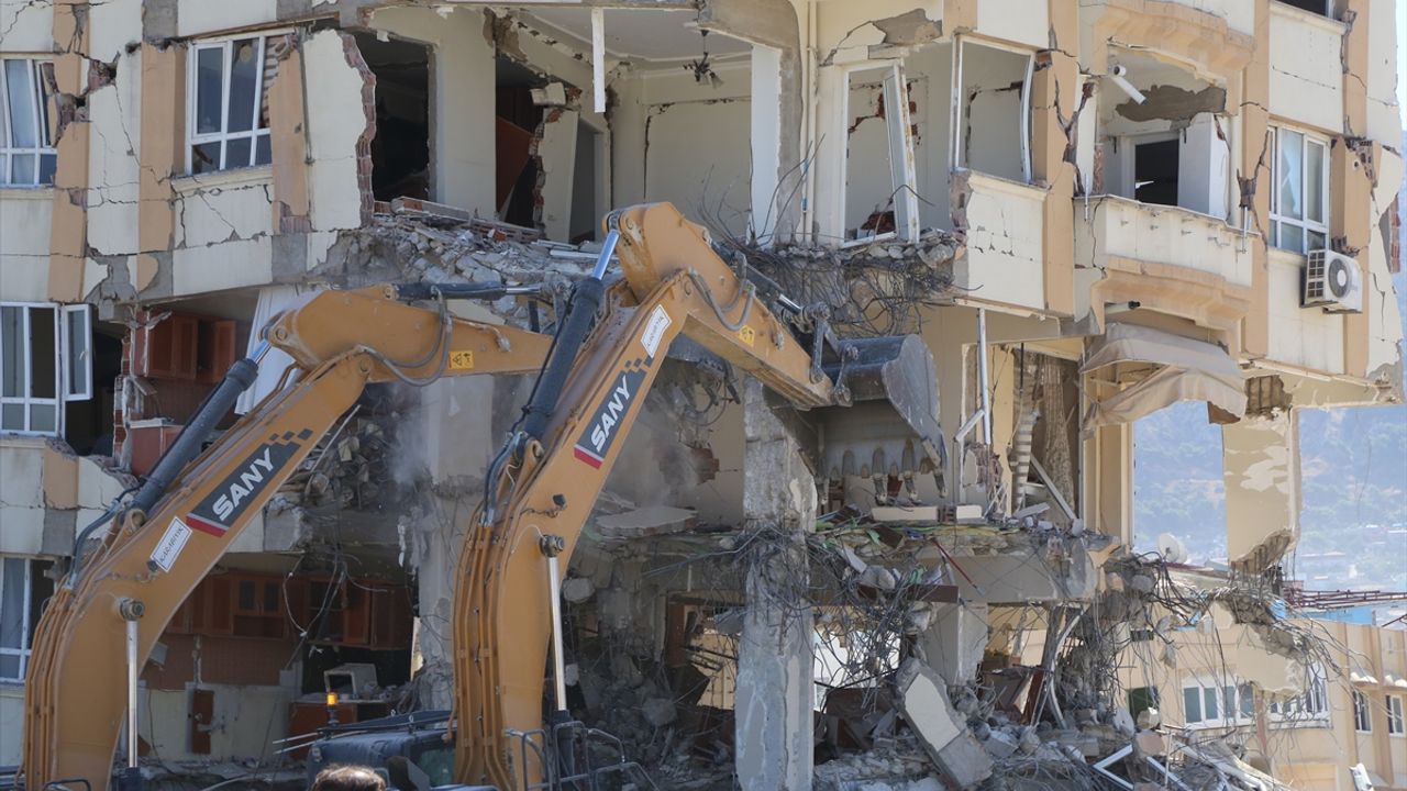 HATAY - Ağır hasarlı binaların kontrollü yıkımı devam etti