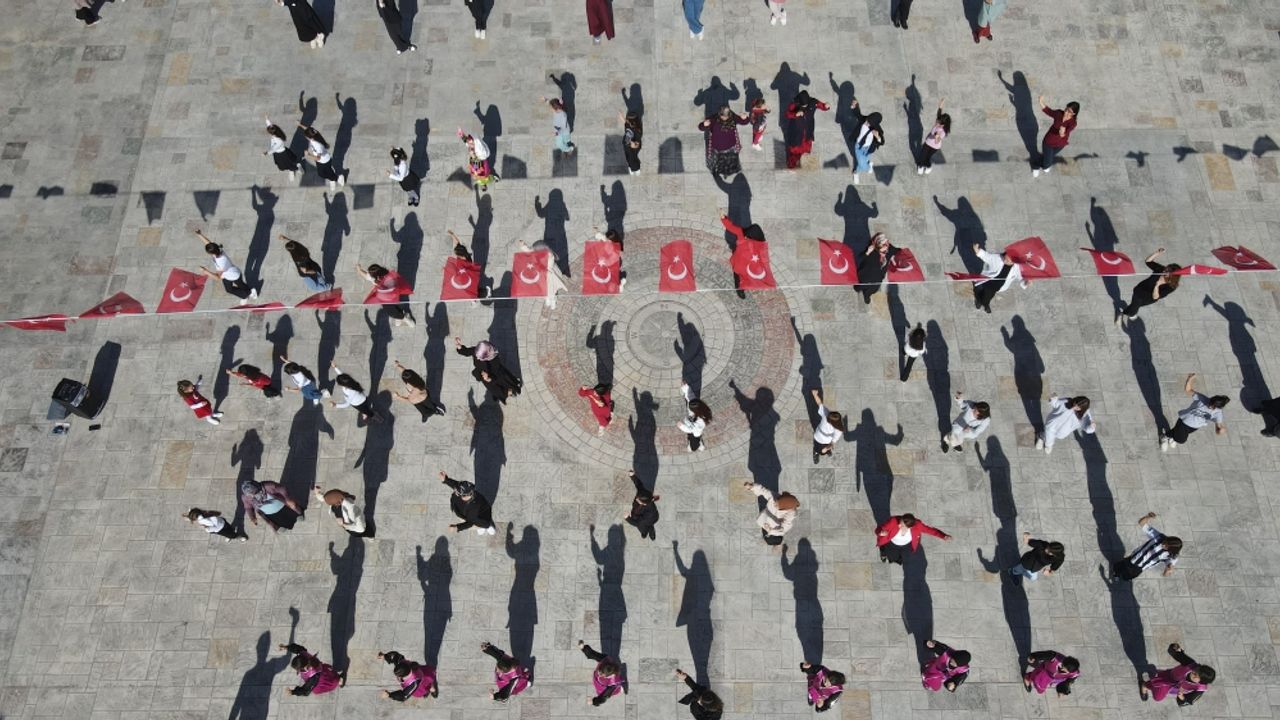 Samsun'da Atatürk'ün sevdiği "zeybek" aynı anda 60 kadın tarafından oynandı