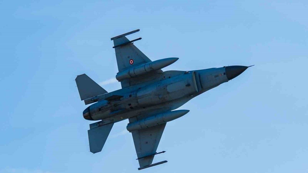 Antalya’da F-16’lar Cumhuriyet’in 100’üncü yılı için semadaydı